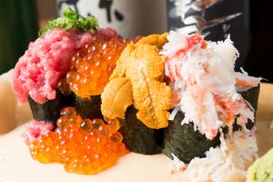 肉天ぷら、寿司、刺身などの和食とともに厳選地酒が楽しめる「酒と肉天ぷら 勝天-KYOTO GATTEN- 先斗町本店」で提供する【特選のっけこぼれ寿司】の写真