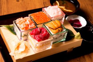 肉天ぷら、寿司、刺身などの和食とともに厳選地酒が楽しめる「酒と肉天ぷら 勝天-KYOTO GATTEN- 先斗町本店」にてランチ提供している【升寿司】の写真