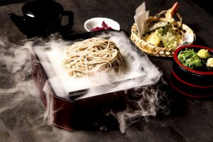 肉天ぷら、寿司、刺身などの和食とともに厳選地酒が楽しめる「酒と肉天ぷら 勝天-KYOTO GATTEN- 先斗町本店」で提供する蕎麦のイメージ写真