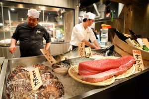 肉天ぷら、寿司、刺身などの和食とともに厳選地酒が楽しめる「酒と肉天ぷら 勝天-KYOTO GATTEN- 先斗町本店」で仕入れる魚介類のイメージ画像