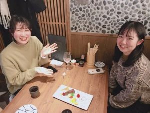 肉天ぷら、寿司、刺身などの和食とともに厳選地酒が楽しめる「酒と肉天ぷら 勝天-KYOTO GATTEN- 先斗町本店」にてお祝いをしたお客様の記念写真