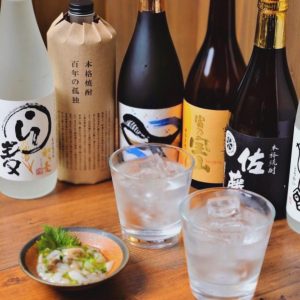 肉天ぷら、寿司、刺身などの和食とともに厳選地酒が楽しめる「酒と肉天ぷら 勝天-KYOTO GATTEN- 先斗町本店」で提供するお酒とつまみのイメージ写真