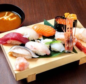 肉天ぷら、寿司、刺身などの和食とともに厳選地酒が楽しめる「酒と肉天ぷら 勝天-KYOTO GATTEN- 先斗町本店」で提供する【寿司盛り合わせ】の写真
