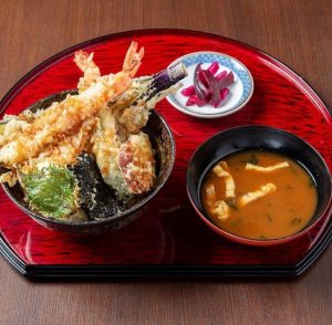 肉天ぷら、寿司、刺身などの和食とともに厳選地酒が楽しめる「酒と肉天ぷら 勝天-KYOTO GATTEN- 先斗町本店」にてランチ提供している【上天丼】の写真