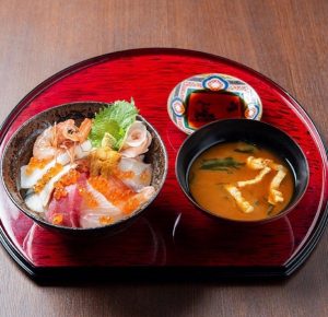 肉天ぷら、寿司、刺身などの和食とともに厳選地酒が楽しめる「酒と肉天ぷら 勝天-KYOTO GATTEN- 先斗町本店」にてランチ提供している【海鮮丼】の写真
