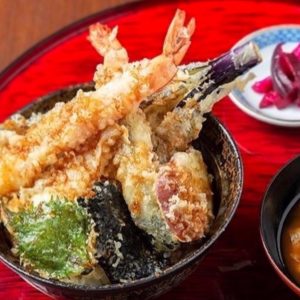 肉天ぷら、寿司、刺身などの和食とともに厳選地酒が楽しめる「酒と肉天ぷら 勝天-KYOTO GATTEN- 先斗町本店」にてランチ提供している【上天丼】の写真