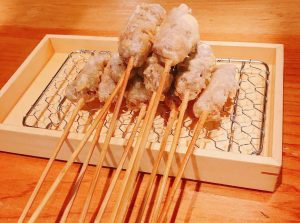 肉天ぷら、寿司、刺身などの和食とともに厳選地酒が楽しめる「酒と肉天ぷら 勝天-KYOTO GATTEN- 先斗町本店」で提供する【勝天串】の写真