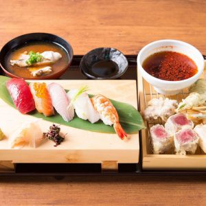 肉天ぷら、寿司、刺身などの和食とともに厳選地酒が楽しめる「酒と肉天ぷら 勝天-KYOTO GATTEN- 先斗町本店」にてディナー提供している【松定食】の写真