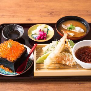肉天ぷら、寿司、刺身などの和食とともに厳選地酒が楽しめる「酒と肉天ぷら 勝天-KYOTO GATTEN- 先斗町本店」にてディナー提供している【梅定食】の写真