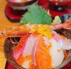 肉天ぷら、寿司、刺身などの和食とともに厳選地酒が楽しめる「酒と肉天ぷら 勝天-KYOTO GATTEN- 先斗町本店」で提供する海鮮丼の写真
