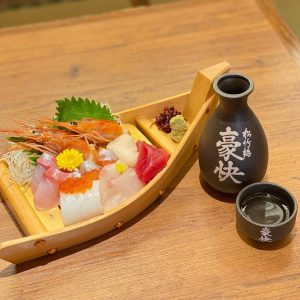 肉天ぷら、寿司、刺身などの和食とともに厳選地酒が楽しめる「酒と肉天ぷら 勝天-KYOTO GATTEN- 先斗町本店」で提供する刺身の写真