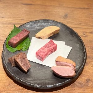 肉天ぷら、寿司、刺身などの和食とともに厳選地酒が楽しめる「酒と肉天ぷら 勝天-KYOTO GATTEN- 先斗町本店」で提供する料理のイメージ写真