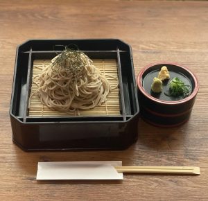 肉天ぷら、寿司、刺身などの和食とともに厳選地酒が楽しめる「酒と肉天ぷら 勝天-KYOTO GATTEN- 先斗町本店」で提供する蕎麦の写真