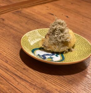 肉天ぷら、寿司、刺身などの和食とともに厳選地酒が楽しめる「酒と肉天ぷら 勝天-KYOTO GATTEN- 先斗町本店」で提供する牡蠣を天ぷらにし、上からとろろ昆布を少量のせた【牡蠣とろろ昆布】の写真