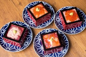 肉天ぷら、寿司、刺身などの和食とともに厳選地酒が楽しめる［酒と肉天ぷら 勝天-KYOTO GATTEN- 先斗町本店］で提供する海鮮料理のイメージ写真