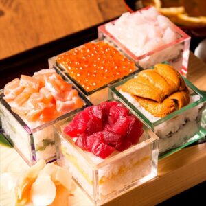 肉天ぷら、寿司、刺身などの和食とともに厳選地酒が楽しめる［酒と肉天ぷら 勝天-KYOTO GATTEN- 先斗町本店］で提供する「升寿司5段」のイメージ写真