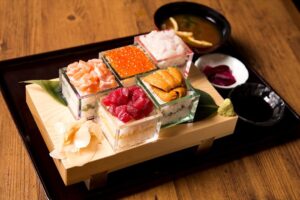 肉天ぷら、寿司、刺身などの和食とともに厳選地酒が楽しめる［酒と肉天ぷら 勝天-KYOTO GATTEN- 先斗町本店］で提供する「升寿司5段」のイメージ写真