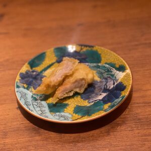 肉天ぷら、寿司、刺身などの和食とともに厳選地酒が楽しめる［酒と肉天ぷら 勝天-KYOTO GATTEN- 先斗町本店］で提供する「上ミノの天ぷら」のイメージ写真