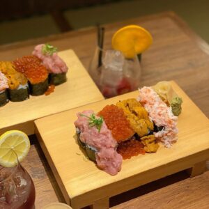 肉天ぷら、寿司、刺身などの和食とともに厳選地酒が楽しめる［酒と肉天ぷら 勝天-KYOTO GATTEN- 先斗町本店］で提供する「特選のっけこぼれ寿司」のイメージ写真