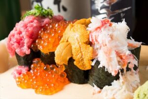 肉天ぷら、寿司、刺身などの和食とともに厳選地酒が楽しめる［酒と肉天ぷら 勝天-KYOTO GATTEN- 先斗町本店］で提供するネタがたっぷりのった寿司のイメージ写真