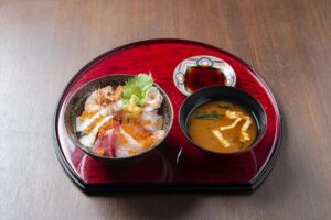 肉天ぷら、寿司、刺身などの和食とともに厳選地酒が楽しめる［酒と肉天ぷら 勝天-KYOTO GATTEN- 先斗町本店］で提供する海鮮丼とみそ汁のイメージ写真