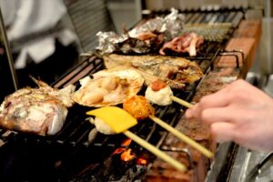 肉天ぷら、寿司、刺身などの和食とともに厳選地酒が楽しめる［酒と肉天ぷら 勝天-KYOTO GATTEN- 先斗町本店］で提供する料理のイメージ写真
