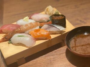 肉天ぷら、寿司、刺身などの和食とともに厳選地酒が楽しめる［酒と肉天ぷら 勝天-KYOTO GATTEN- 先斗町本店］で提供する寿司と汁物のイメージ写真