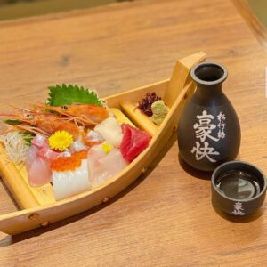 肉天ぷら、寿司、刺身などの和食とともに厳選地酒が楽しめる［酒と肉天ぷら 勝天-KYOTO GATTEN- 先斗町本店］で提供するお刺身のイメージ写真